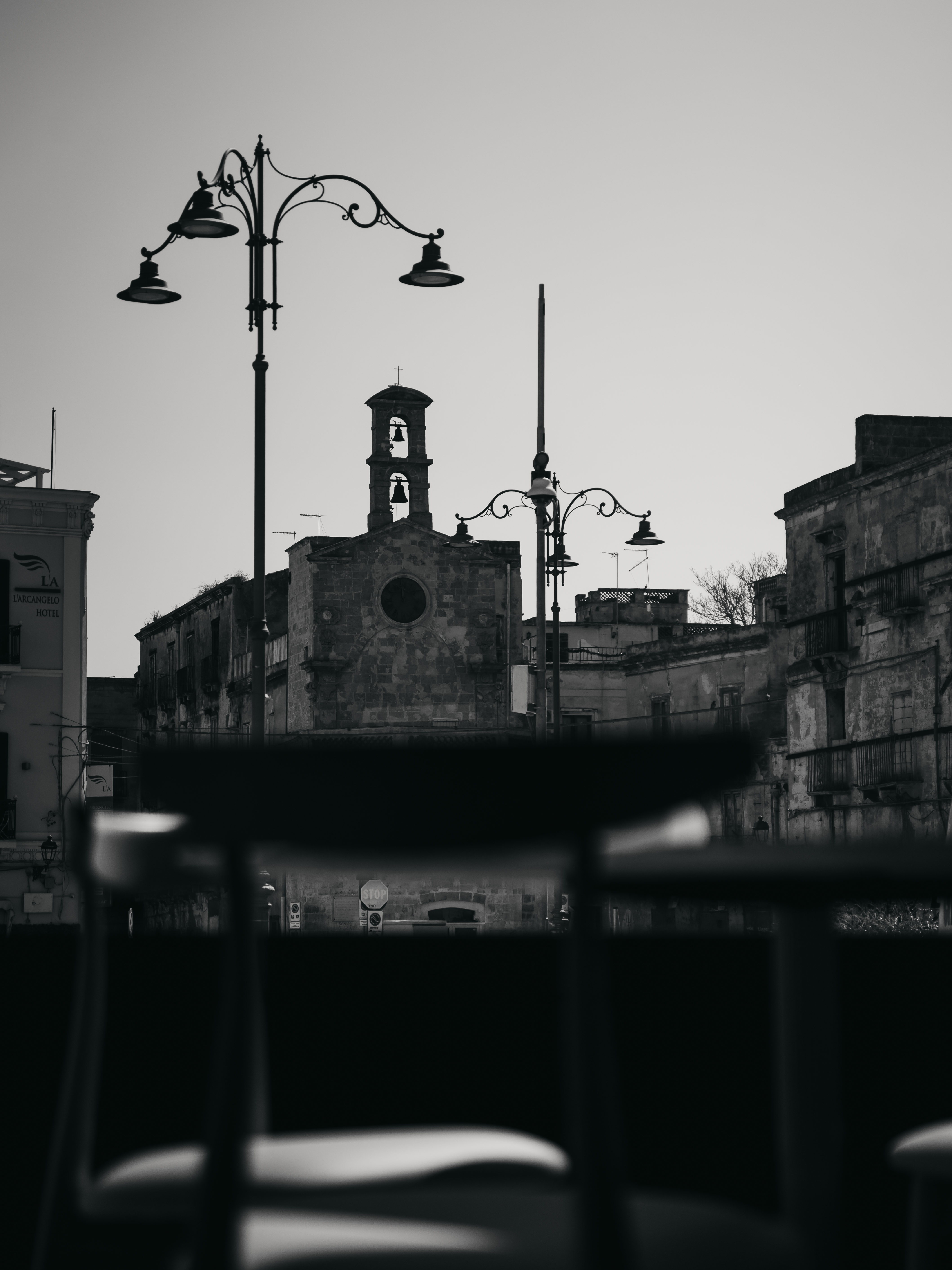 Vista in bianco e nero su Piazza Fontana a Taranto