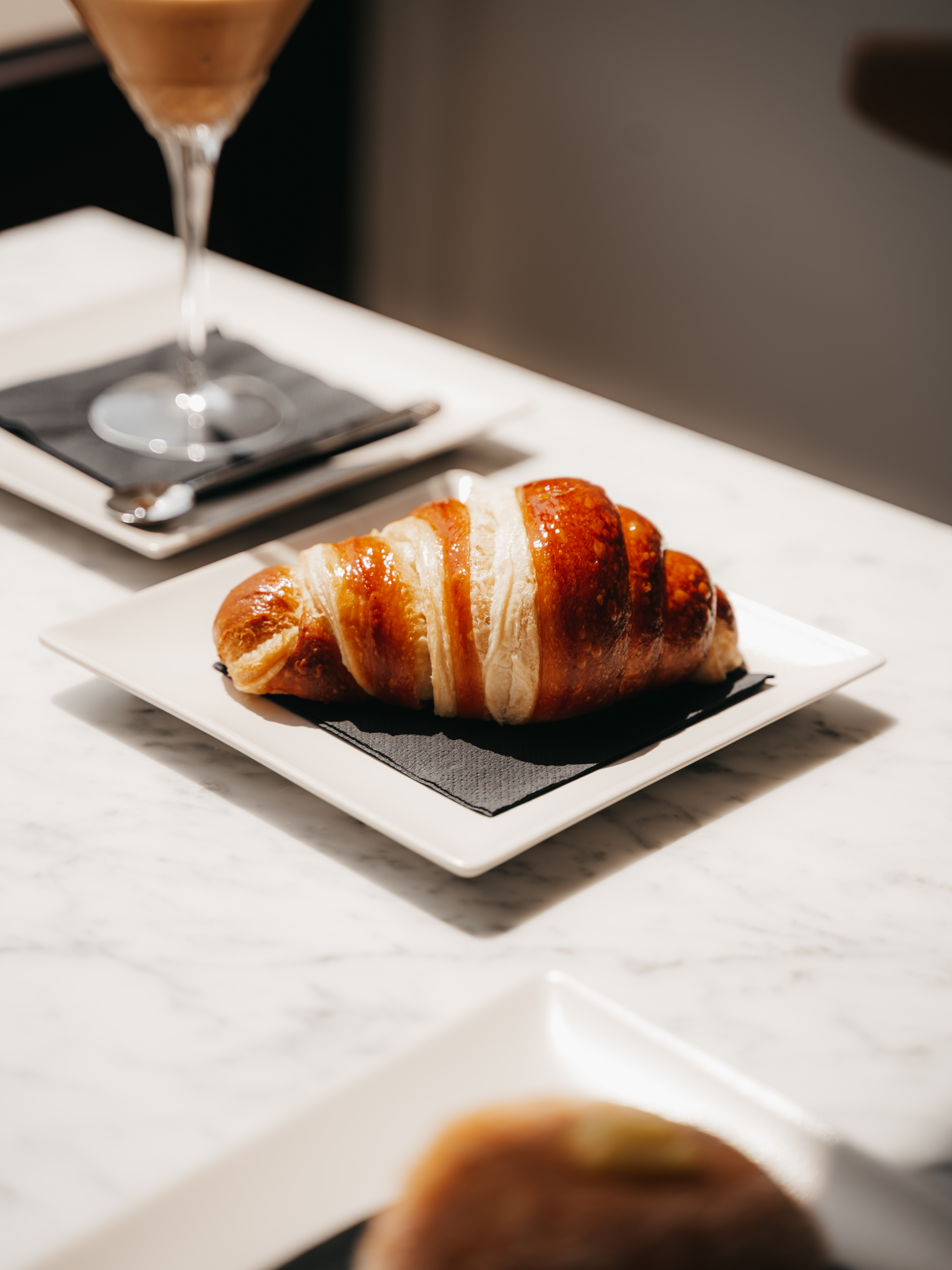 Brioche ed espressino in primo piano