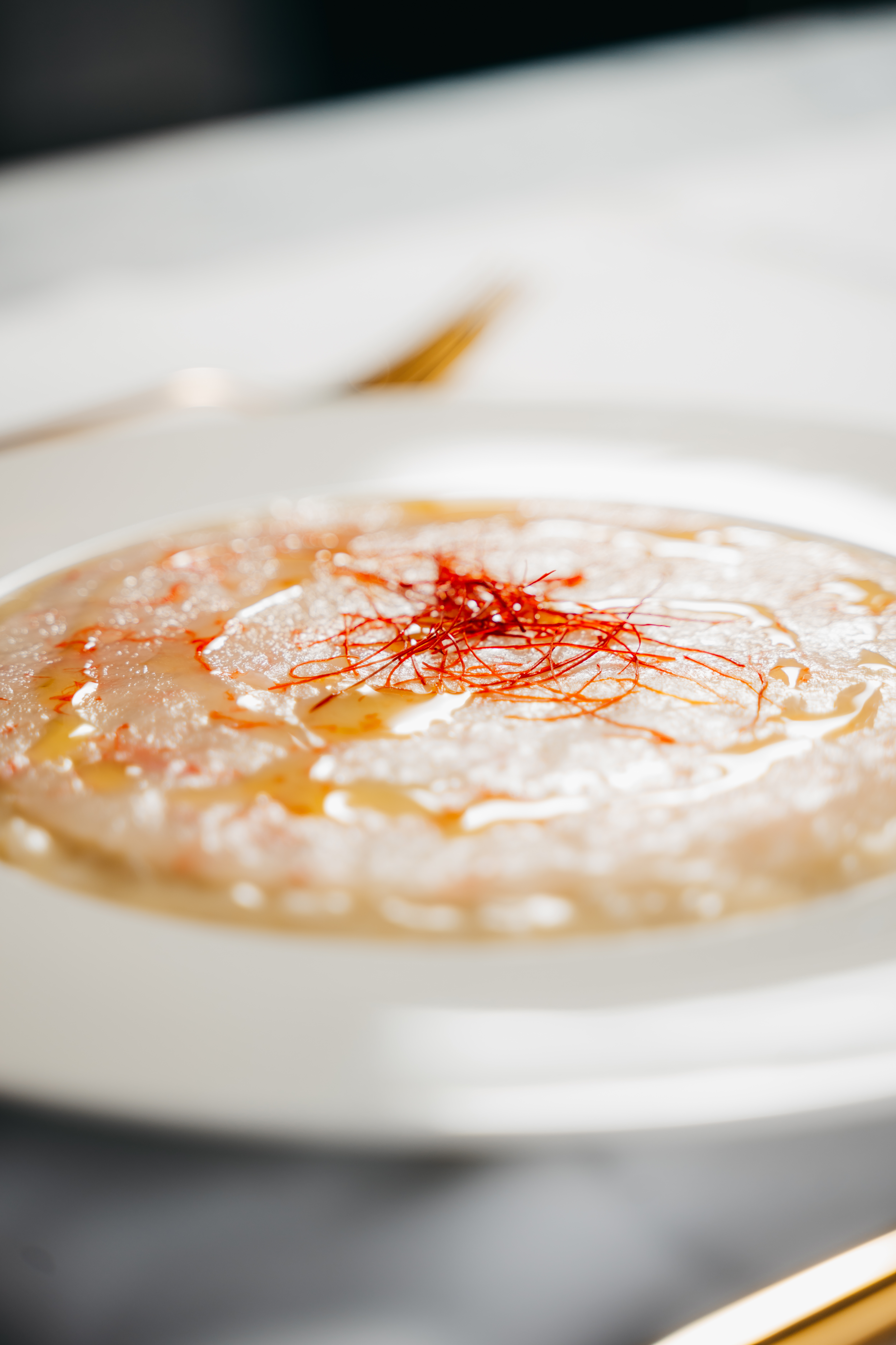 Risotto con tartare di gamberi in primo piano