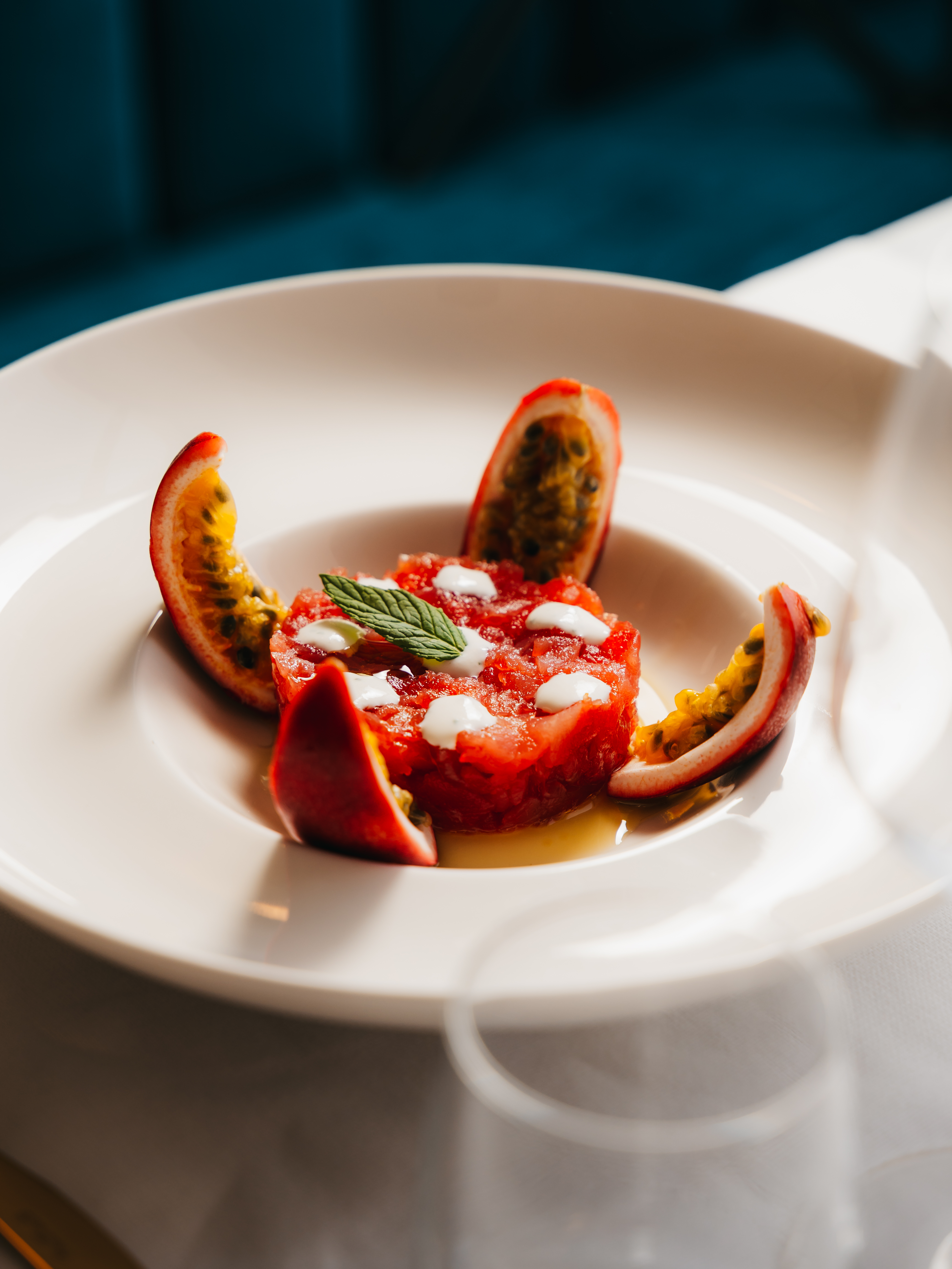 Tartare di tonno servita su tavola apparecchiata